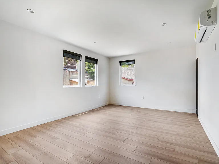 1412 W 2nd St #1/2 — Photo 5