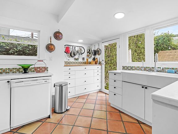 5th image of 604 Marine St