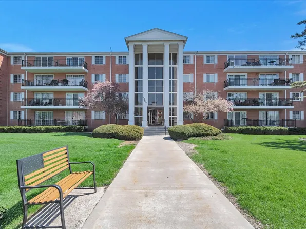 1050 N Farnsworth Ave APT 301, Aurora, IL 60505