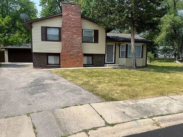 4 bed, $2,700 — Photo 1