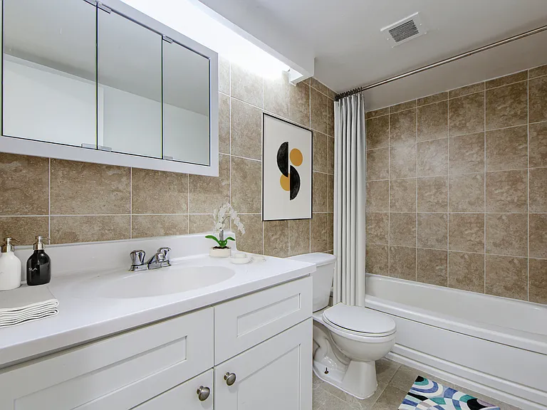 5754 Yonge St — Photo 10