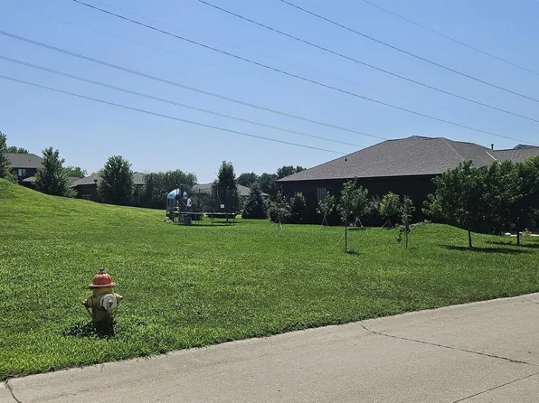 19541 Farnam St, Elkhorn, NE 68022