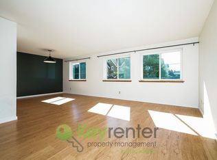 734 N 94th St APT 4, Seattle, WA 98103