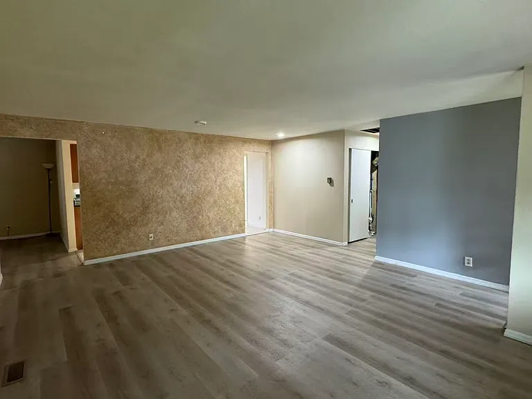 5949 Hollyhill Ct — Photo 3