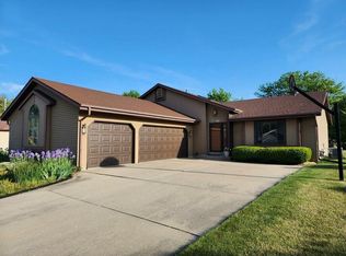 N62W23710 Hickory Dr, Sussex, WI 53089