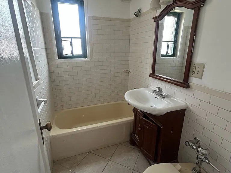 1595 Unionport Rd #3H — Photo 2