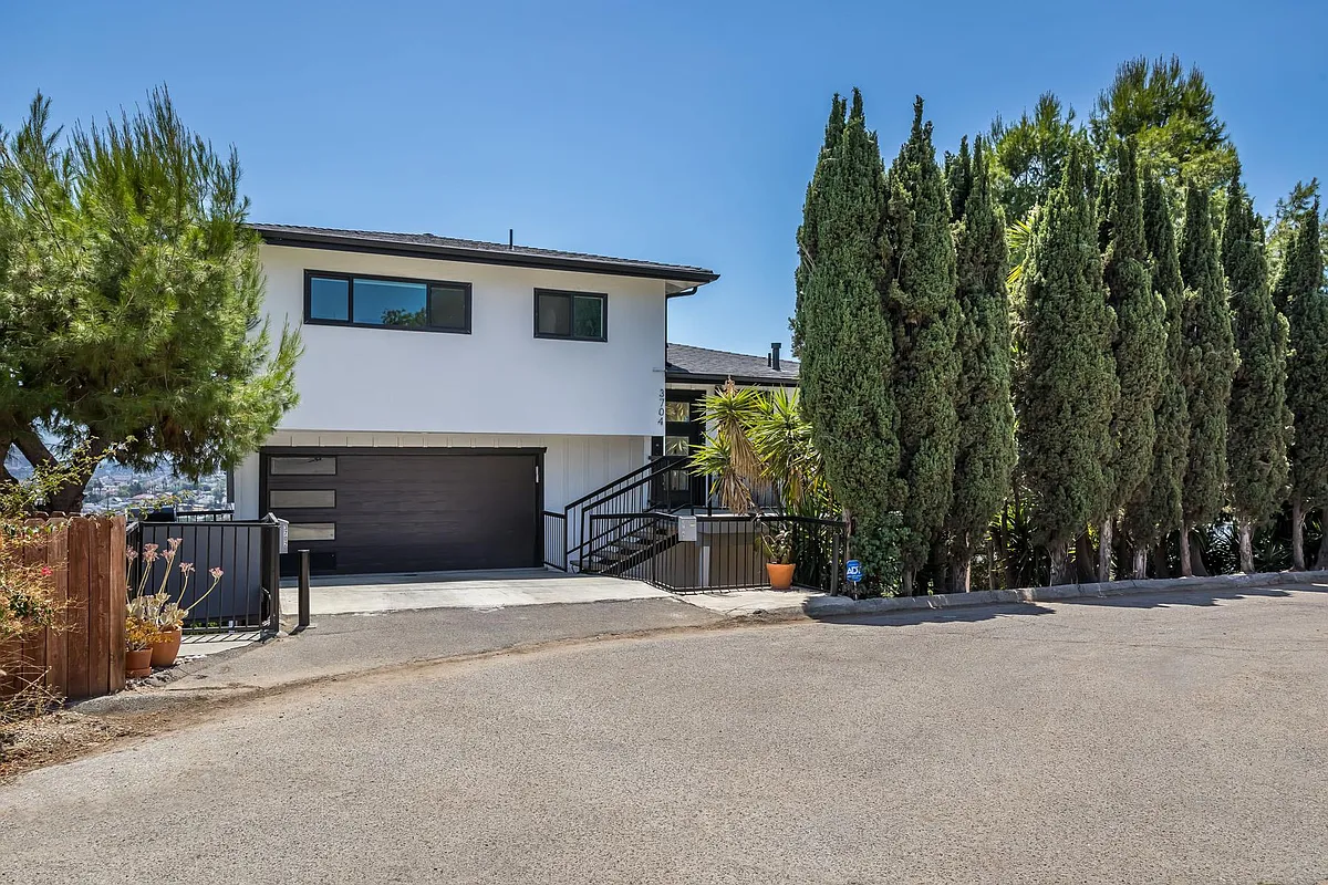 Building Photo - 3704 Glenalbyn Dr