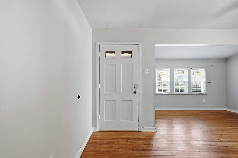 3 bed, 1.0 bath, 1332 sqft, $2,100 — Photo 4