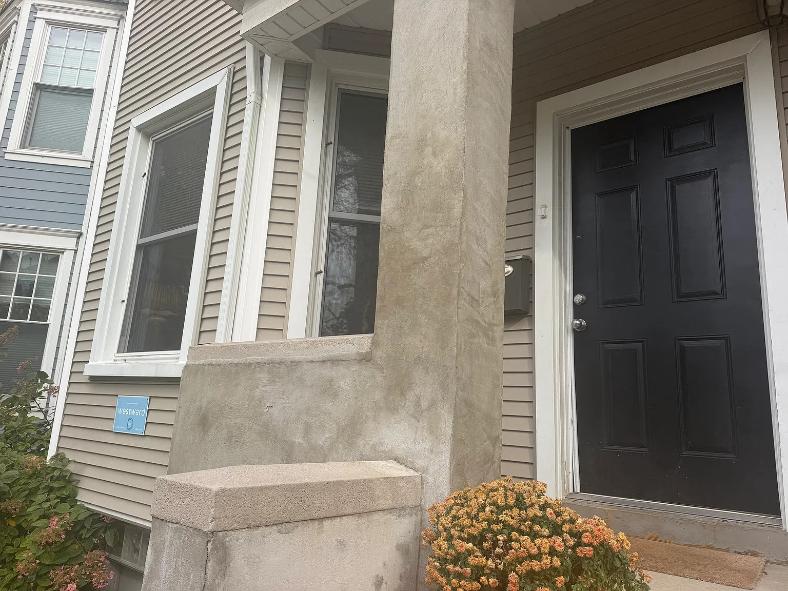 2 bed, 950 sqft, $2,880 — Photo 2