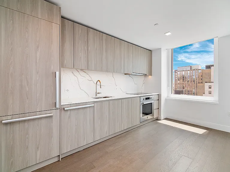 200 E 23rd St #15G — Photo 3