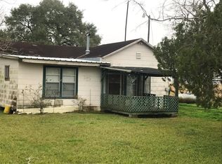 823 Gilbert Rd, Edna, TX 77957