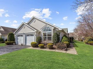 42 Skyline Dr, Lakewood, NJ 08701