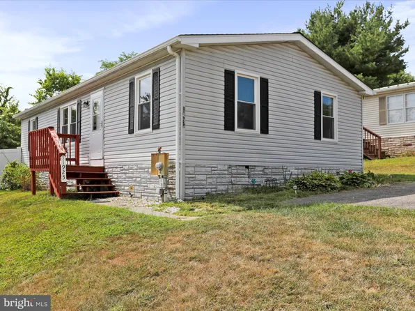 11925 Heather Dr, Hagerstown, MD 21740