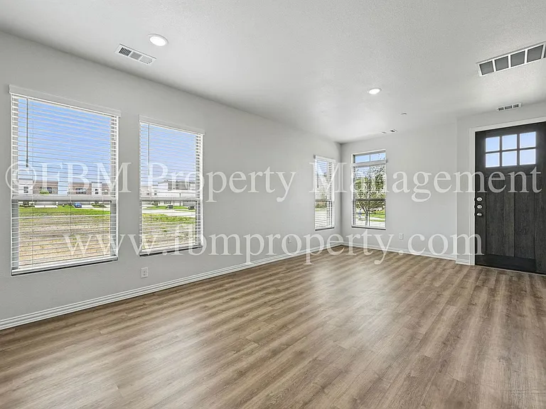 2121 Luna Dr — Photo 3