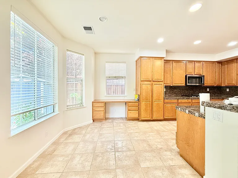 863 Dederick Ct — Photo 16