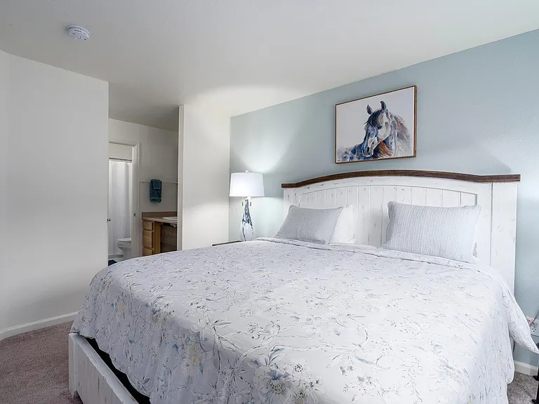 Master Bedroom Ensuite
(Bed linens not provided)
