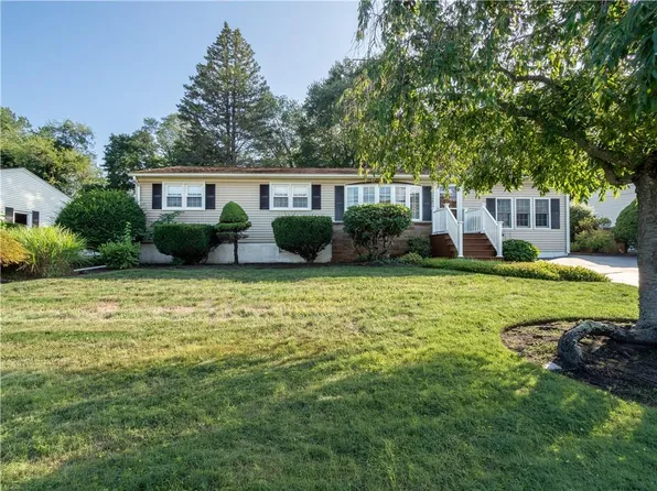 77 Drybrook Rd, Warwick, RI 02889
