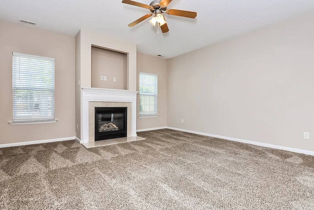 3 bed, 2.5 bath, 1891 sqft, $2,105 — Photo 2