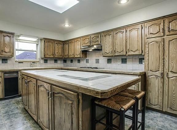 5th image of 2204 Royal Crest Dr
