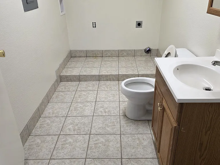 724 E Clarion Dr — Photo 3