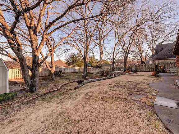 5th image of 1001 S Pecan Hill St