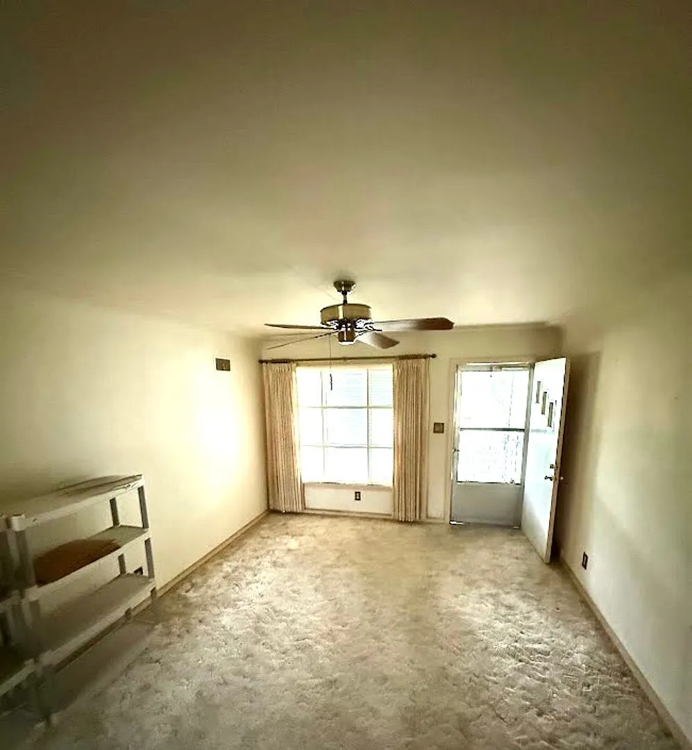 Building Photo - 646 S Pinecrest Ave