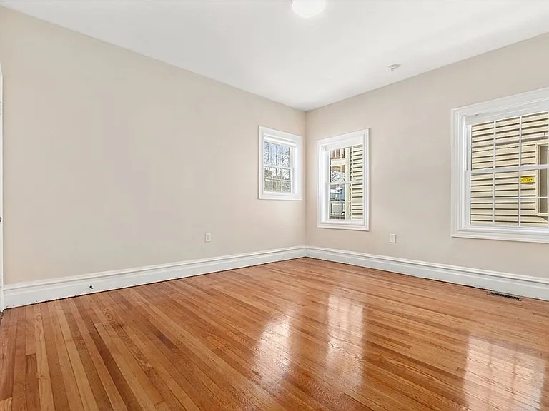 11 1/2 Spring Park Ave #1 — Photo 14