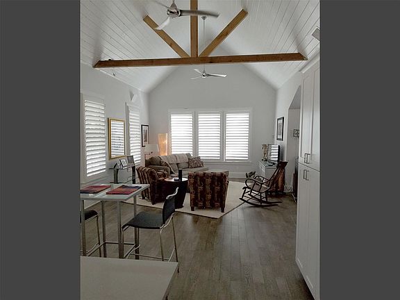 5th image of 303 W Alamo St