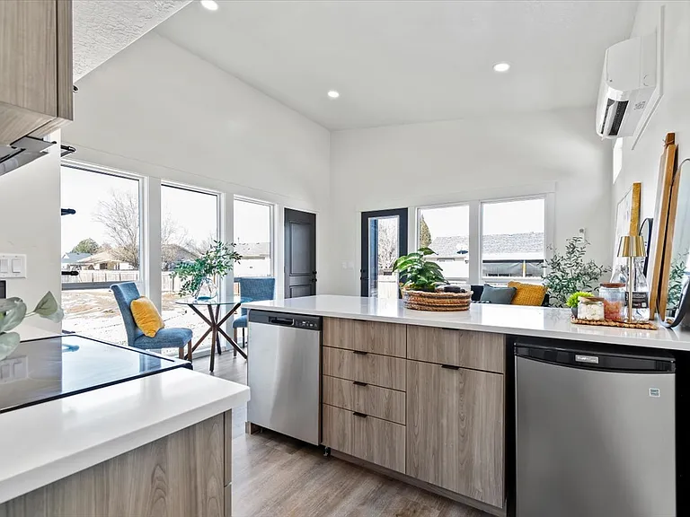 362 W London St — Photo 3