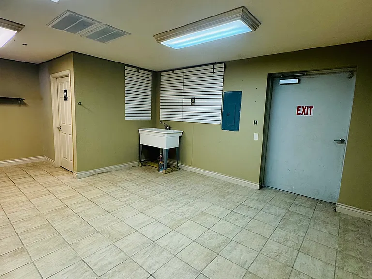 2905 Nederland Ave — Photo 10