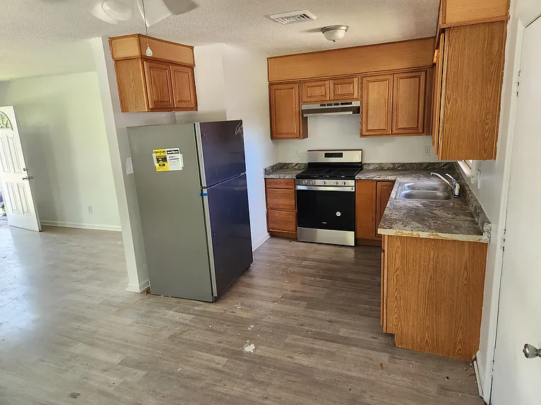 1800 Carver St — Photo 3