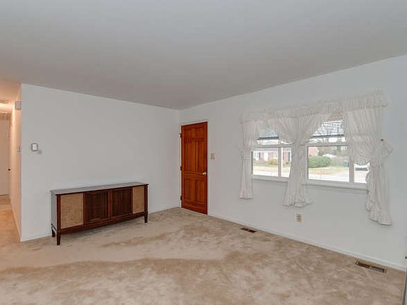 4th image of 125 Lawson Dr