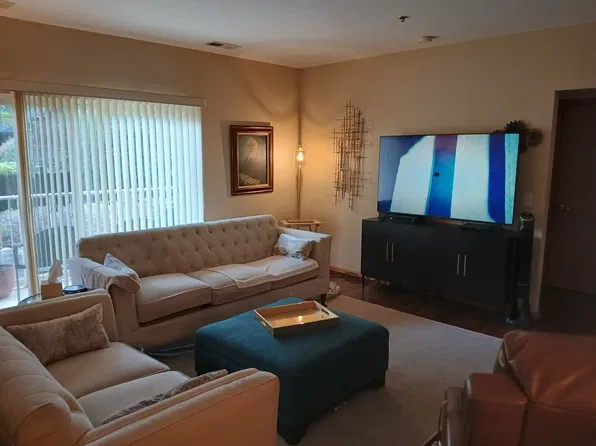 701 N 5th Ave APT 102, Addison, IL 60101