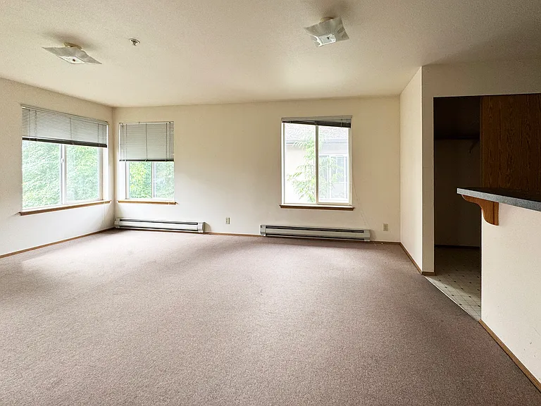 4235 11th Ave NE #E — Photo 3