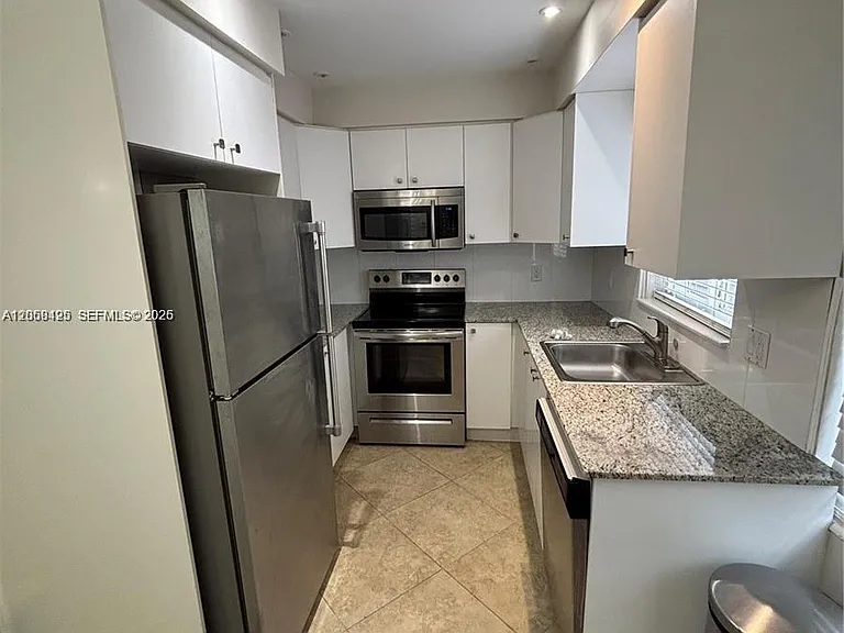 1061 NE 34th St #3 — Photo 5