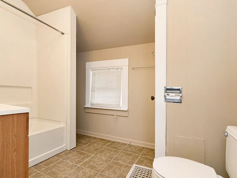 1215 Poyntz Ave — Photo 12
