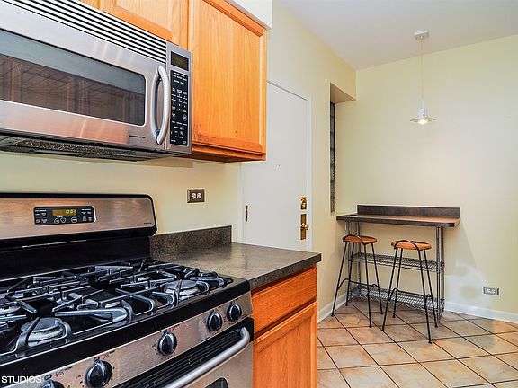 5th image of 1050 W Catalpa Ave APT 2