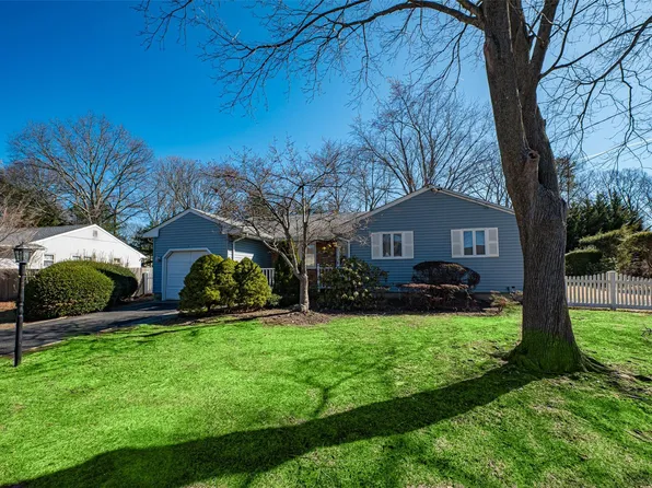 18 Coolidge Place, Smithtown, NY 11787
