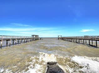 402 Bay Ave S, Kemah, TX 77565