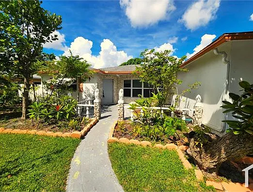 830 SW 50th Ave — Photo 1