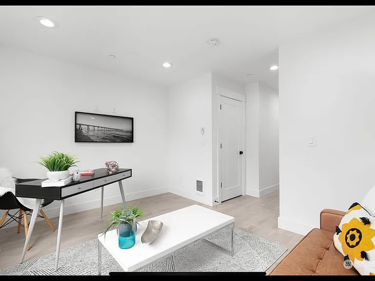 10430 8th Ave NW — Photo 2