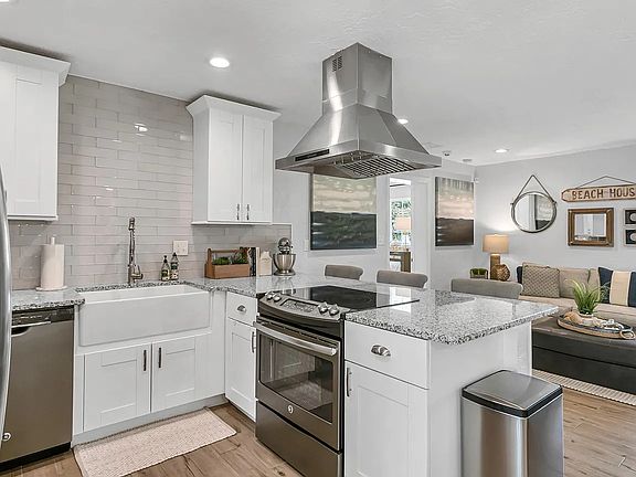 4th image of 616 42nd Ave NE