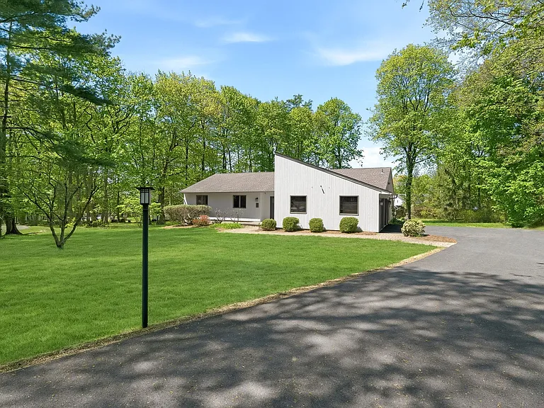 12 Wyeth Ct — Photo 2