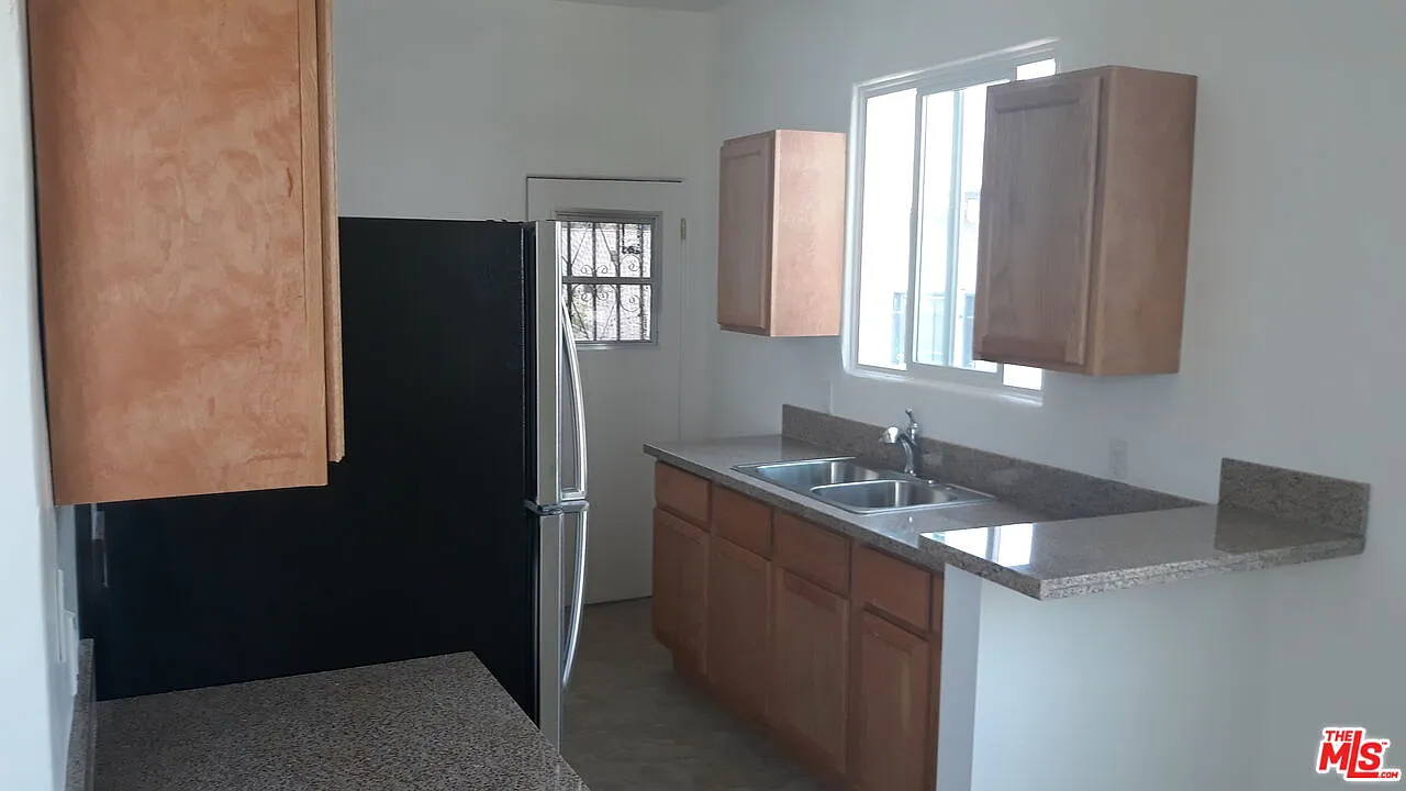 2 bed, 1.0 bath, 950 sqft, $2,500 — Photo 4