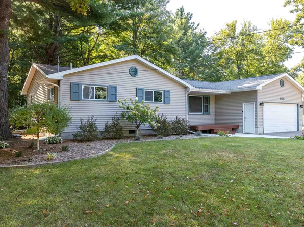 805 W Sand Beach Dr, Sanford, MI 48657