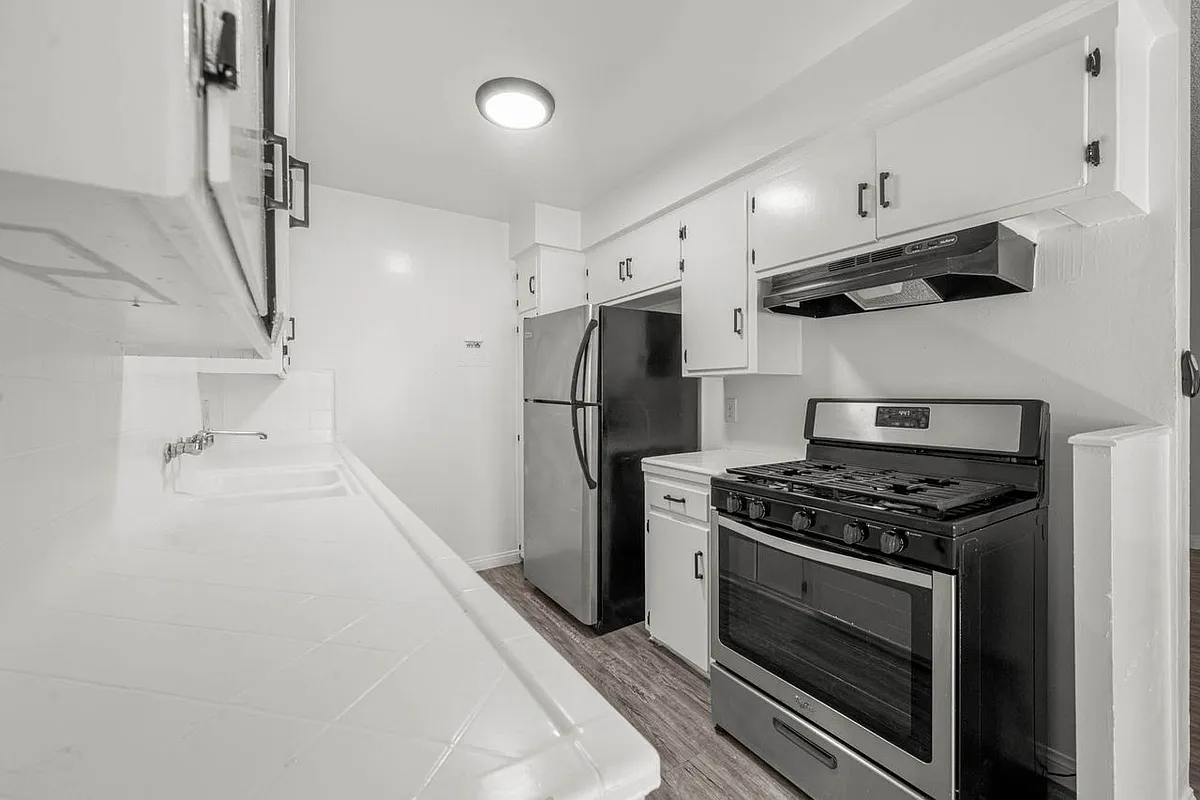 Building Photo - 8419 S Western Ave #2