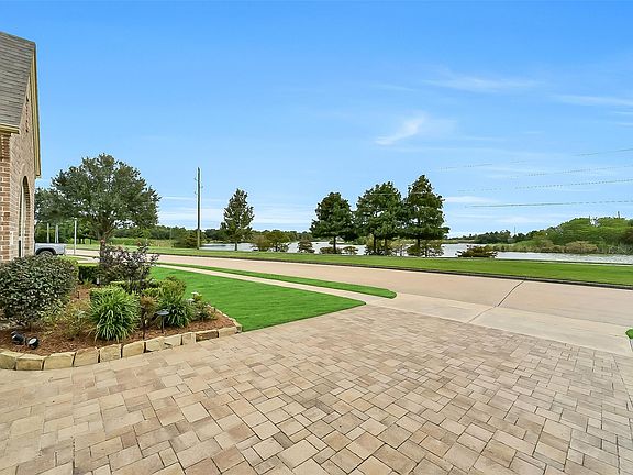 3rd image of 22 Cottage Glen Ln