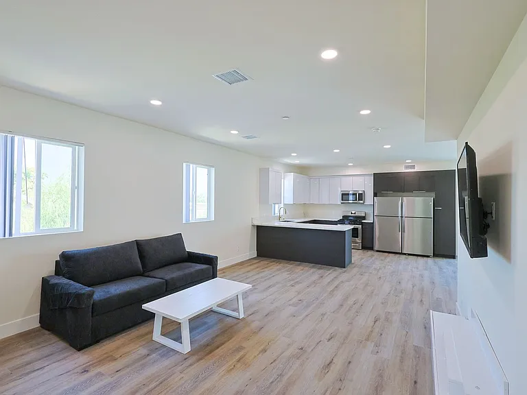 1189 W 37th Pl — Photo 5