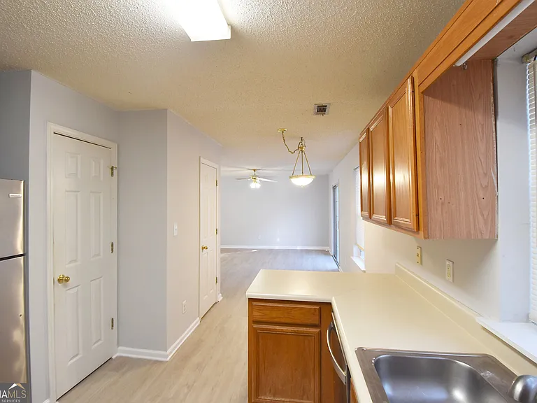 147 S Fairfield Dr — Photo 10