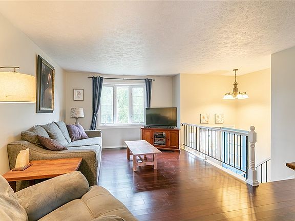 3rd image of 18 Heritage Cir